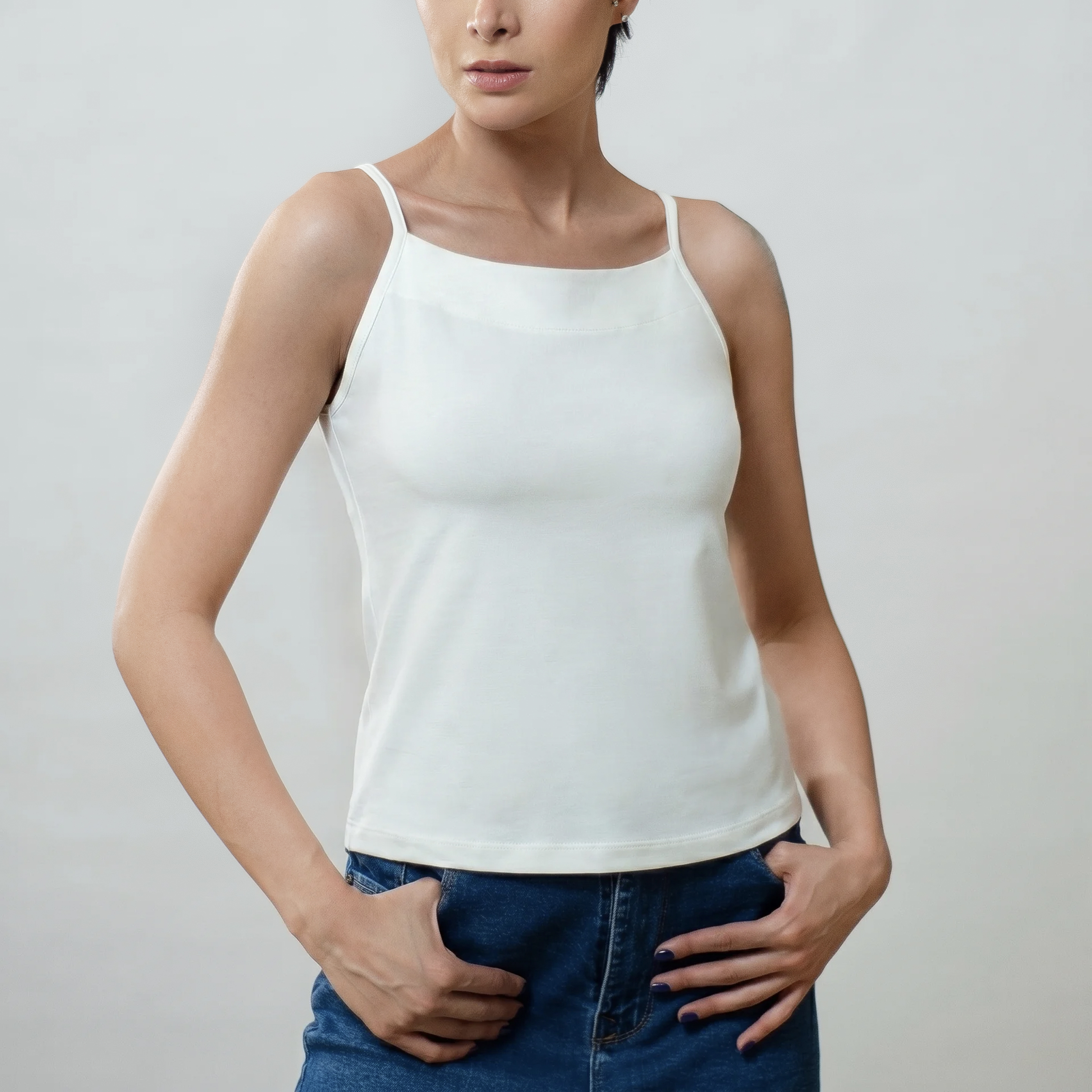 تاپ زنانه مایا بندی سفید از جنس پنبه با طراحی مینیمال